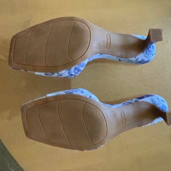 BLUE FLORAL MULES WITH PRINCESS HEEL - Picture 2 of 3